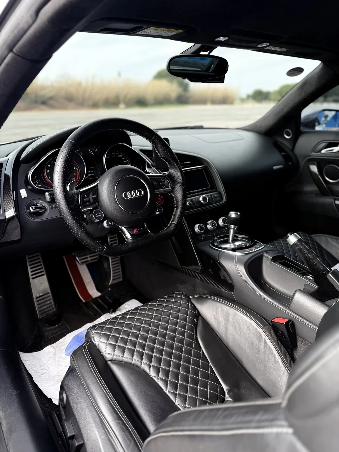 Audi R8 V10 Plus accompagnée par LAN MOTORS