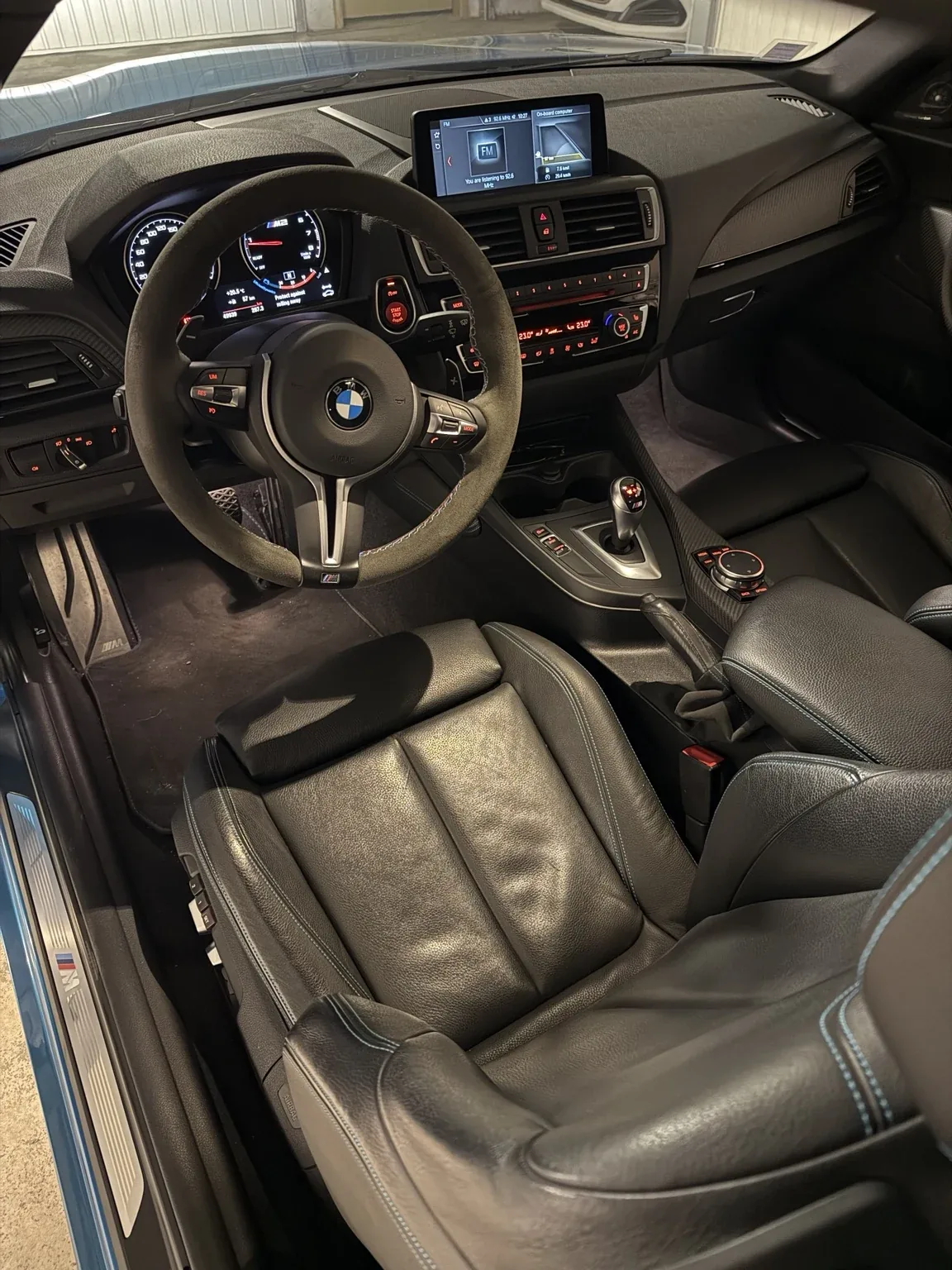 BMW M2 accompagnée par LAN MOTORS