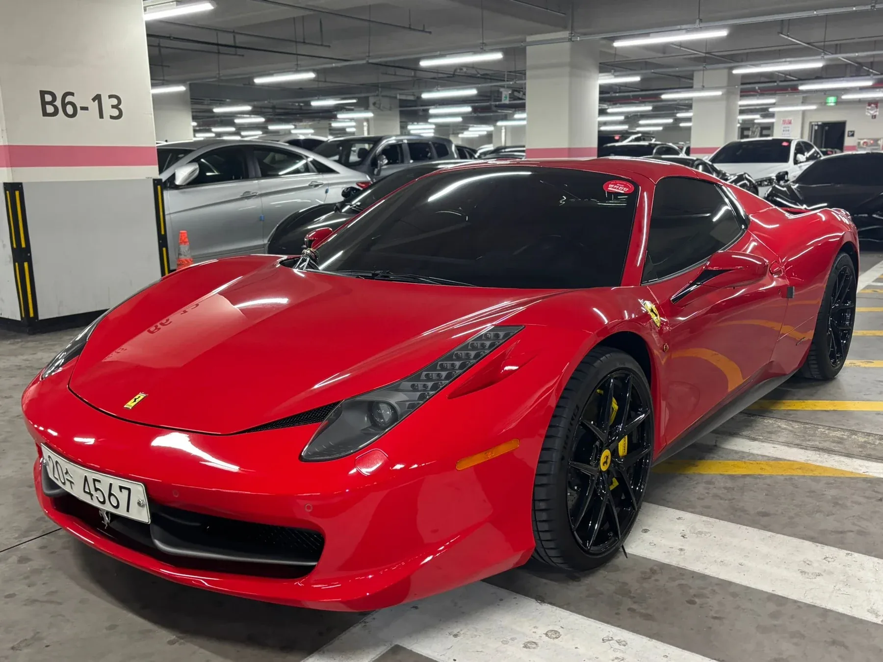 Ferrari 458 Spider accompagnée par LAN MOTORS