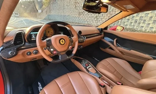 Ferrari 458 Spider accompagnée par LAN MOTORS