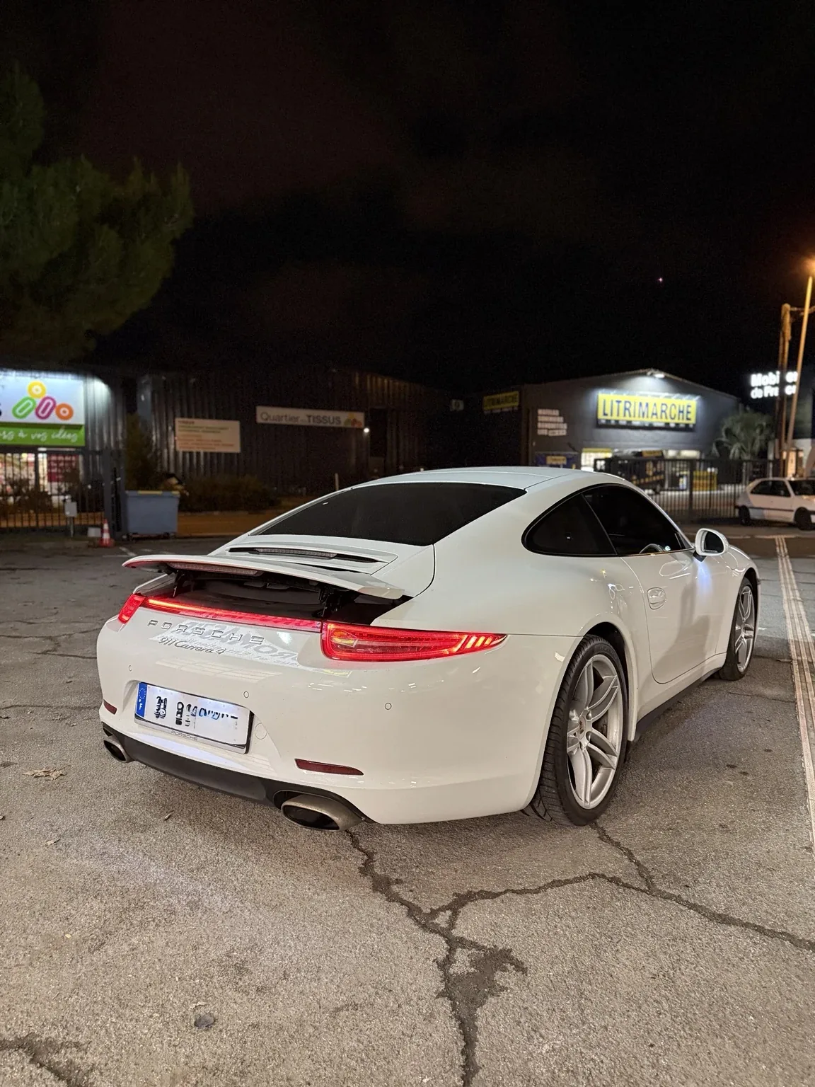 Porsche 911 Carrera 991.1 accompagnée par LAN MOTORS