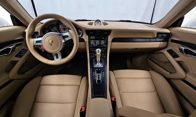 Porsche 911 Carrera 991.1 livrée par LAN MOTORS